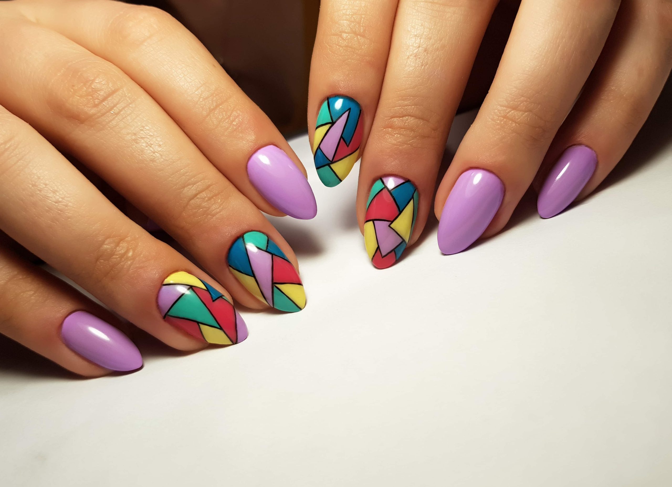 Nail art avec motifs floraux délicats